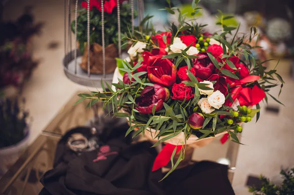 Hermoso ramo de flores de mezcla roja y blanca — Foto de Stock