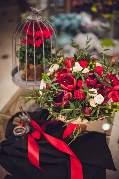 Hermoso ramo de flores de mezcla roja y blanca — Foto de Stock