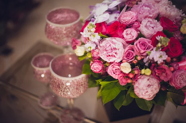 Peônia e rosas rosa brilhante flores buquê — Fotografia de Stock