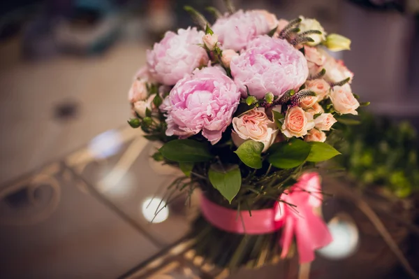 Ramo de peonías rosadas en la mesa — Foto de Stock