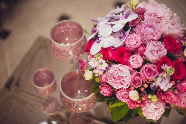 牡丹与玫瑰鲜艳的粉红色花朵花束 — 图库照片
