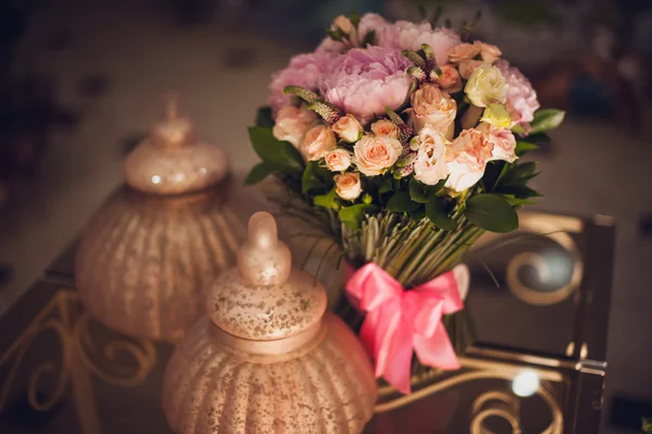 Boeket van roze pioenrozen op tafel — Stockfoto
