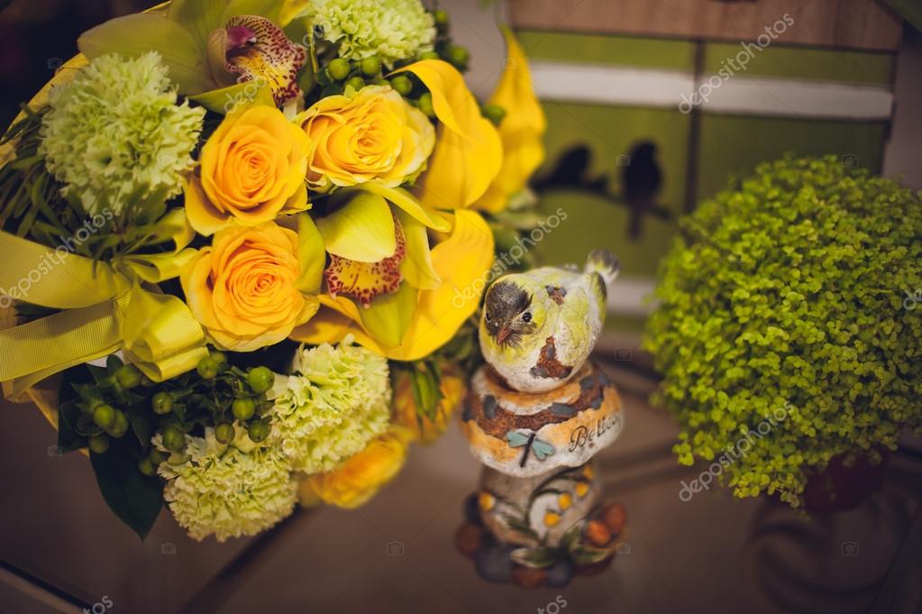 Beau Bouquet De Fleurs Jaune Vif Sur Table Avec Un Décor