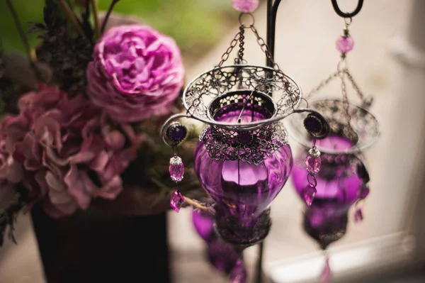 Hochzeitsdekorationen in lila Farbe — Stockfoto