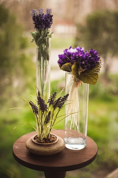小さなテーブルの上の紫色の花が付いているつぼ — ストック写真