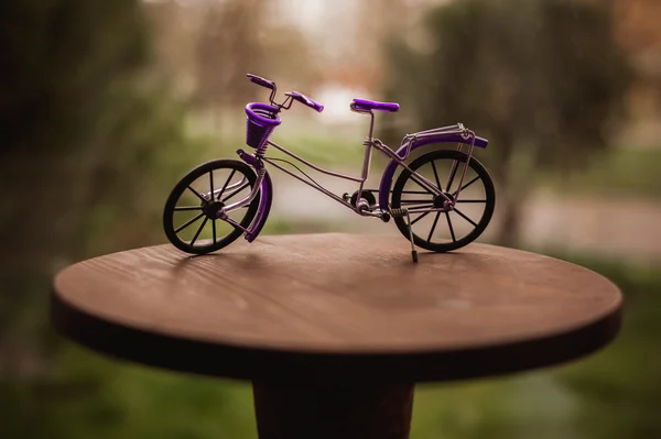 Juguete de bicicleta púrpura para la decoración — Foto de Stock