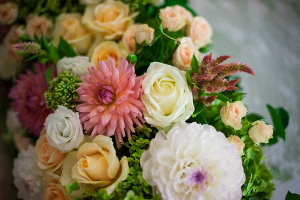 Gros plan sur la décoration de mariage de fleurs — Photo