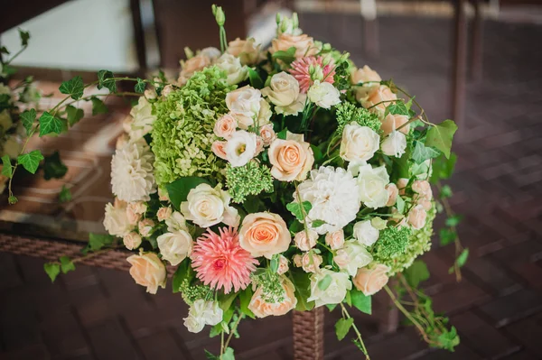 Belle décoration de table de mariage floral — Photo