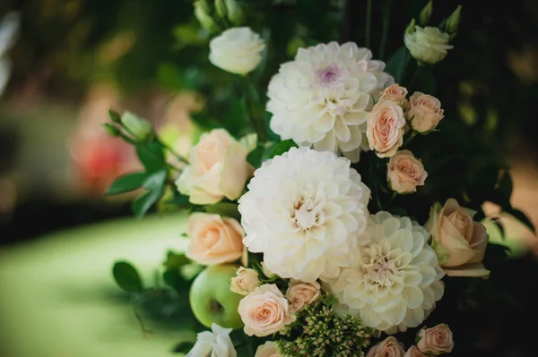 Güzel çiçek düğün dekorasyon beyaz ve pembe — Stok fotoğraf