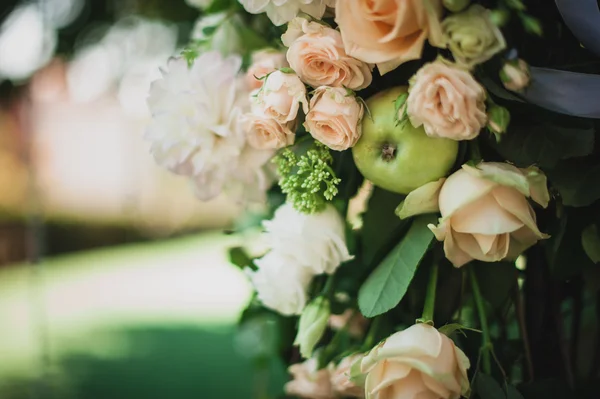 Bela decoração de casamento flor em branco e rosa — Fotografia de Stock