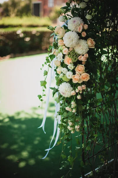 Beautiful flower wedding decoration in white and pink