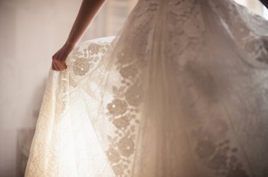 güzel gelinlik, Gelin bu holding