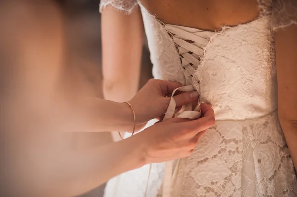 Družička pomoci nevěsta šaty — Stock fotografie