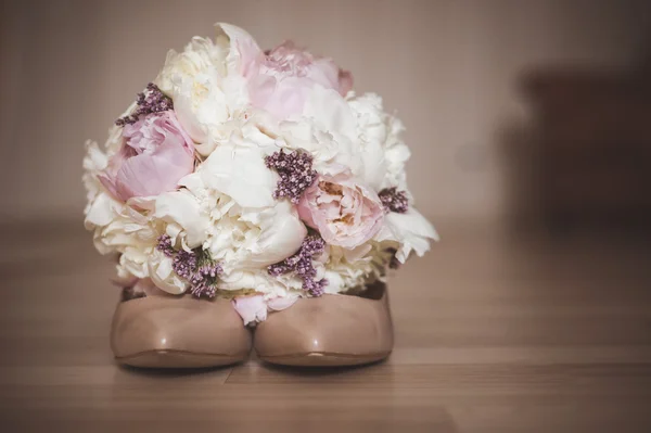 Lindo buquê de noiva com sapato de casamento — Fotografia de Stock