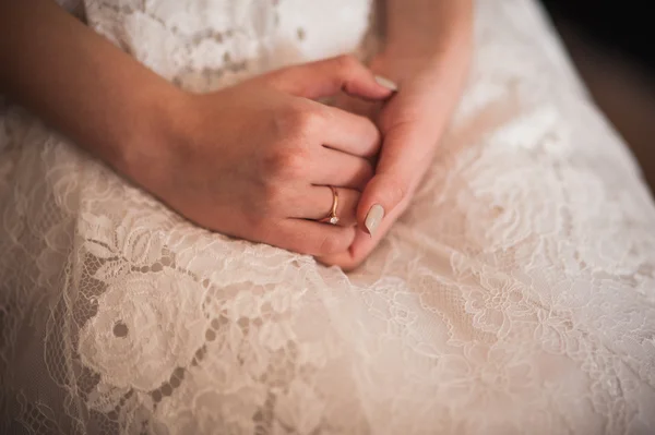 Braut gibt Brautkleid in die Hand — Stockfoto