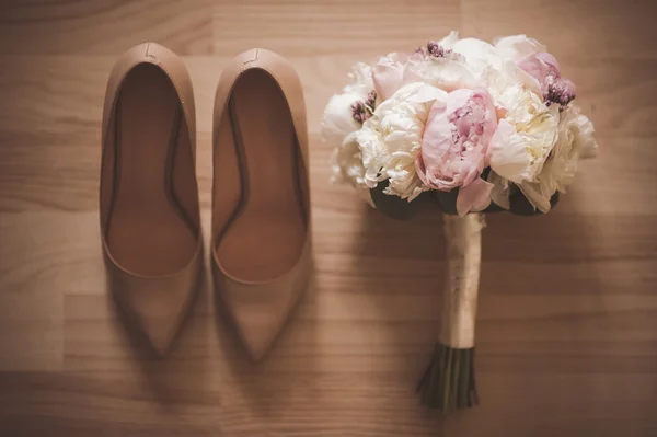 Bellissimo bouquet da sposa con scarpa da sposa. vista dall'alto — Foto Stock