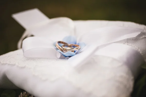 Anéis de casamento de ouro em um travesseiro — Fotografia de Stock