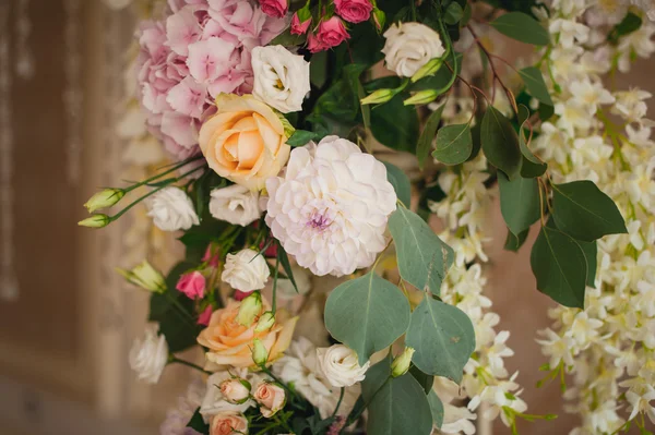 Bela flor mista decoração de casamento — Fotografia de Stock