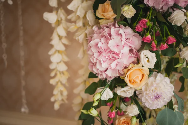 Bela flor mista decoração de casamento — Fotografia de Stock