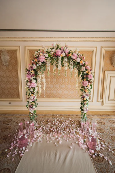 Archway decorado com flores coloridas — Fotografia de Stock