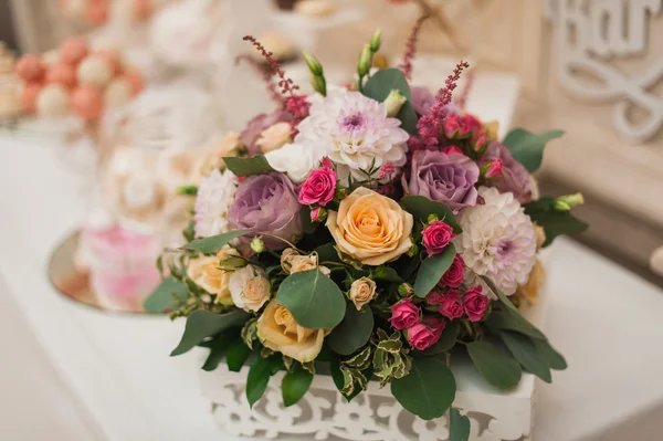 Bella decorazione di nozze fiore misto — Foto Stock