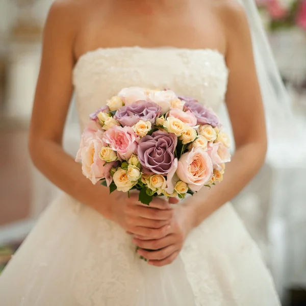 Bello mazzo nuziale in mani della sposa — Foto Stock