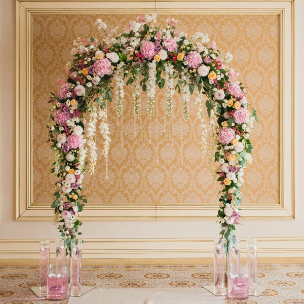 Archway dihiasi dengan bunga-bunga berwarna-warni Stok Gambar