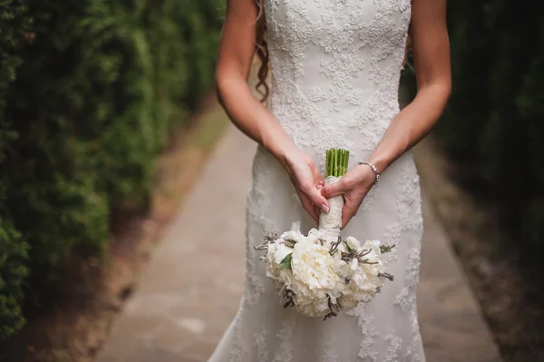 Buquê de casamento de flores brancas — Fotografia de Stock