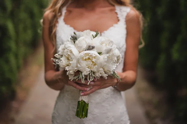 El ramo hermoso de boda en las manos de la novia — Foto de Stock