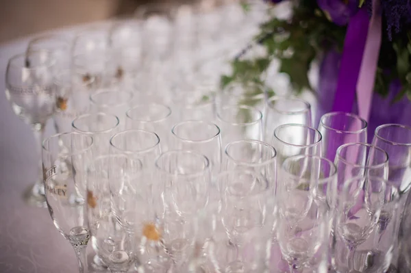 Många tomma champagne glas på bordet — Stockfoto