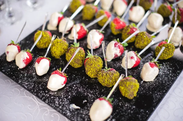 Canapés de comida mixta en la mesa del aperitivo —  Fotos de Stock