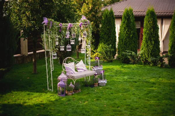 Ambiente romántico decorado banco al aire libre — Foto de Stock