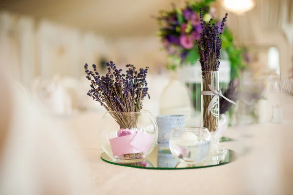 Schöne Blumen auf gedecktem Tisch am Hochzeitstag — Stockfoto