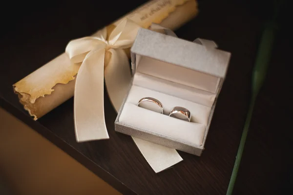 Imagem de anéis envolventes em uma caixa — Fotografia de Stock