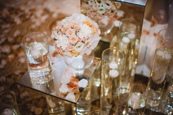 Boda decoración de mesa, flores en jarrón . —  Fotos de Stock