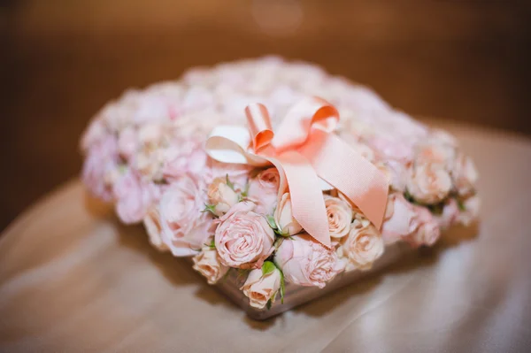 ดอกกุหลาบสีชมพู ดอกไม้ที่มีธนู — ภาพถ่ายสต็อก
