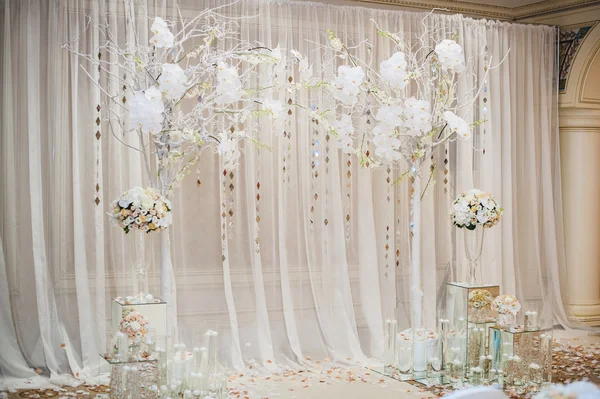 Hermosos elementos de decoración de diseño de ceremonia de boda con arco, diseño floral, flores, sillas — Foto de Stock