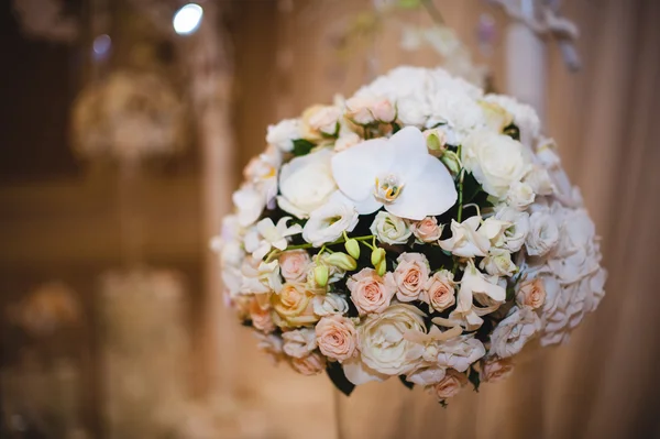 休日や結婚式の花の装飾の美しい花束 — ストック写真