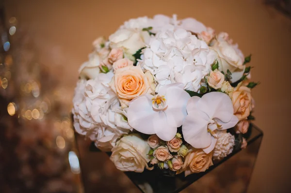 Красивый букет для праздничного и свадебного украшения цветами — стоковое фото