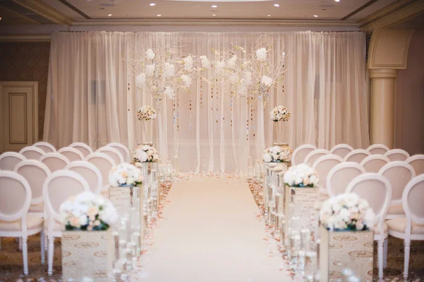 Beaux éléments de décoration de cérémonie de mariage avec arc, design floral, fleurs, chaises — Photo