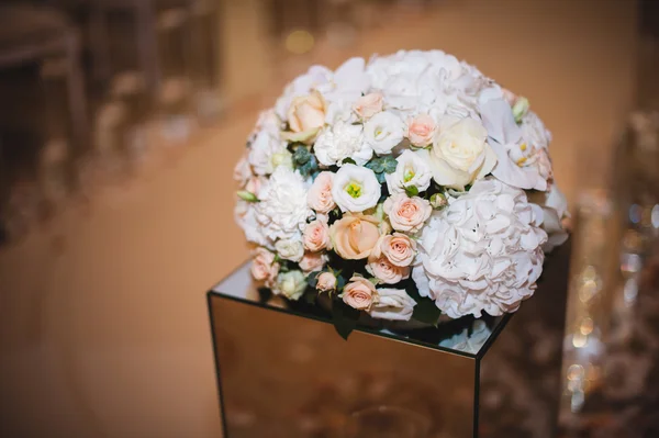 休日や結婚式の花の装飾の美しい花束 — ストック写真