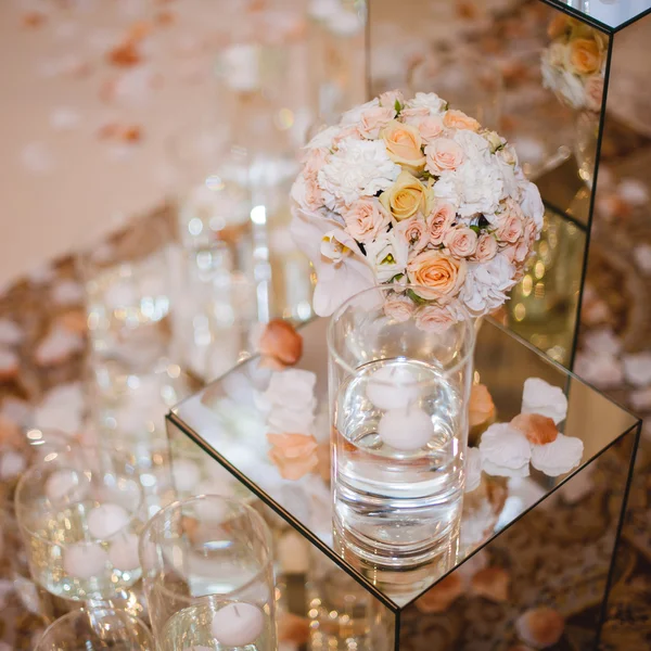 Decoração de mesa de casamento, flores em vaso . — Fotografia de Stock
