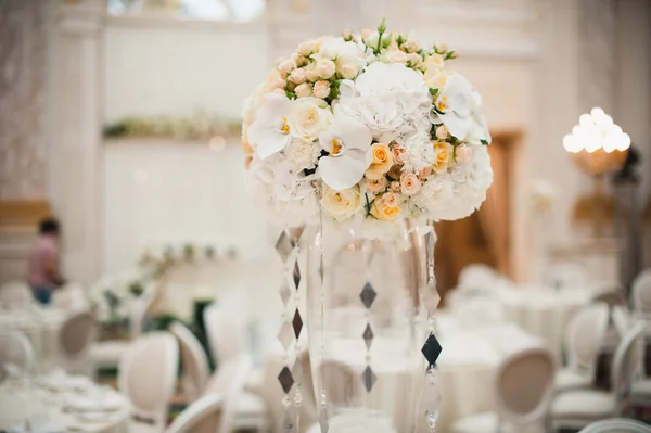 Lindas flores na decoração de casamento de mesa — Fotografia de Stock