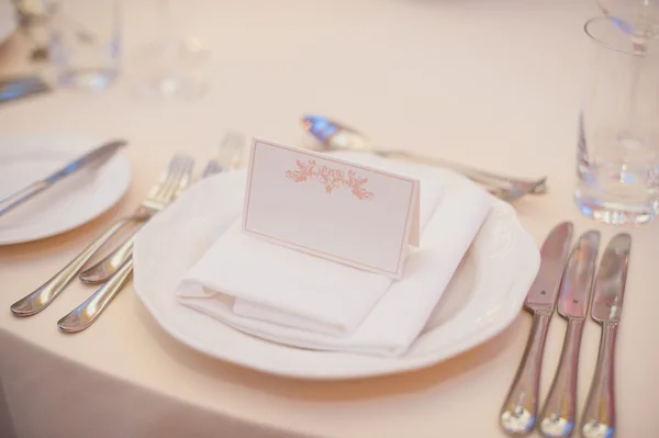 Configuração da mesa de casamento do banquete na recepção da noite — Fotografia de Stock