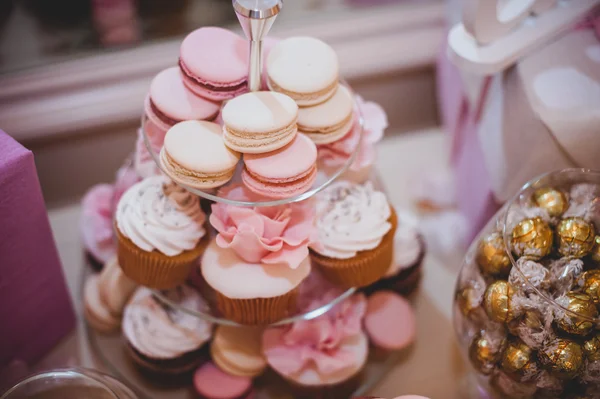 Esküvői dekoráció, pasztell színű, cupcakes, habcsók, teasütemények és macarons. — Stock Fotó