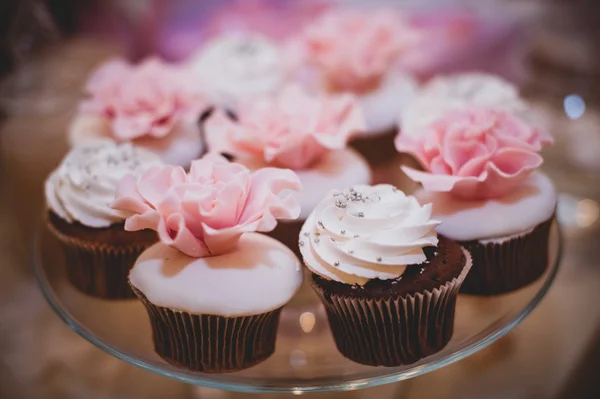 Színes édes cupcakes a tányéron . — Stock Fotó