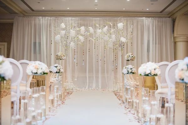 Indah upacara pernikahan desain elemen dengan lengkungan, desain bunga, kursi Stok Foto