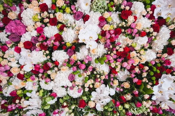 Underbar blommig sammansättning av orkidéer och rosor i vitt, rosa färger — Stockfoto