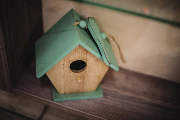 Vogelhaus aus Holz. Ziernistkästen — Stockfoto