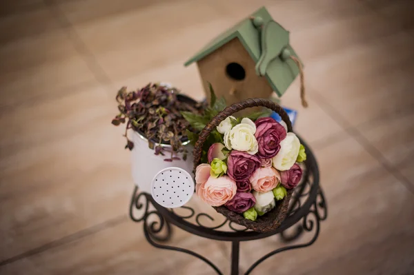 Decoración caja de anidación y flores — Foto de Stock